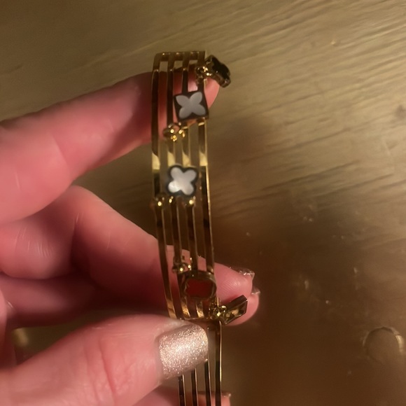 Gorgeous bangle! Beautiful charms similar to LV but the bracelet has its own ❤️ - Picture 11 of 11